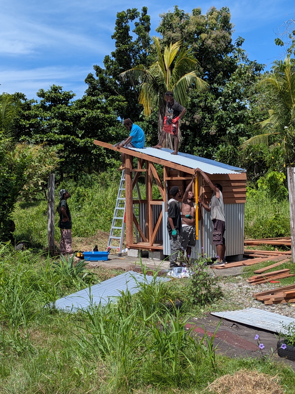 People building a Powa Haus at San Isidro Rural Training Centre